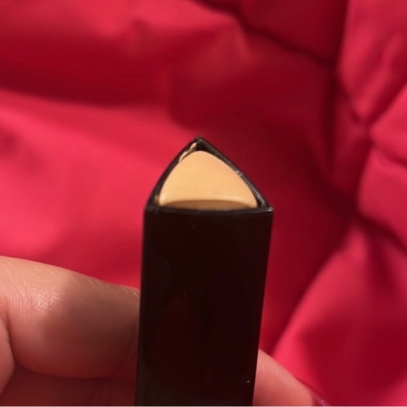 Hourglass Foundation in Shade Buff - Picture 1 of 5